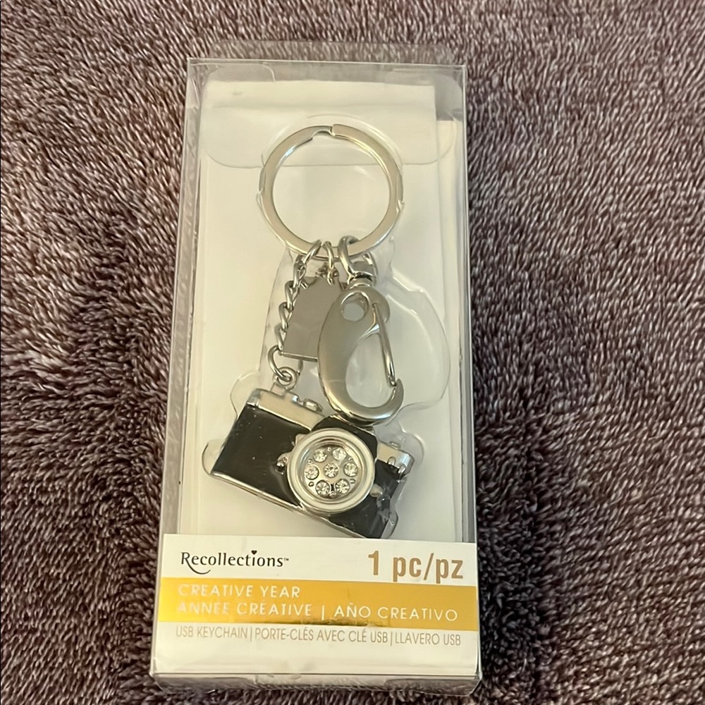 Recollections USB Camera Keychain - Picture 2 of 3